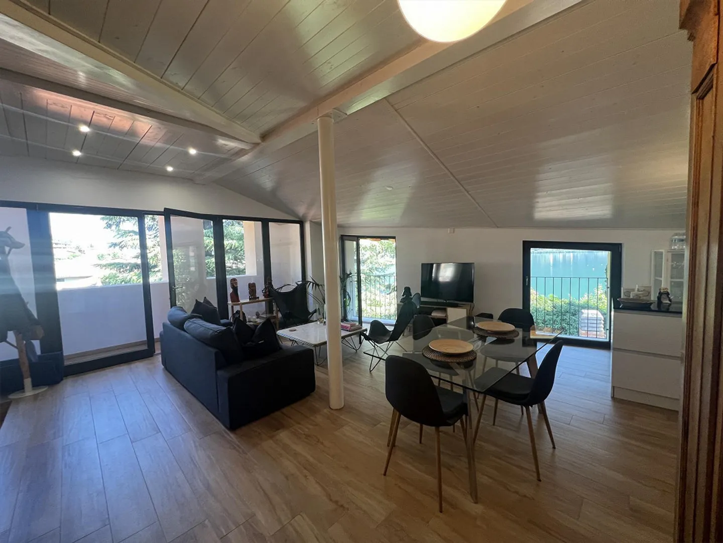 Central and directly located penthouse on the lakeshore in Riva San Vitale - Photo 20 of 29