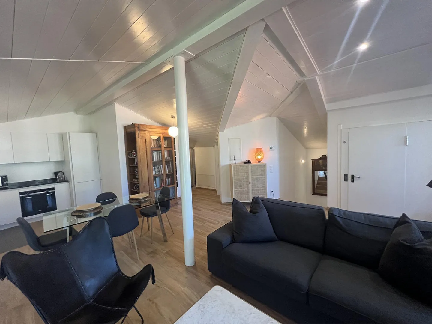 Central and directly located penthouse on the lakeshore in Riva San Vitale - Photo 19 of 29