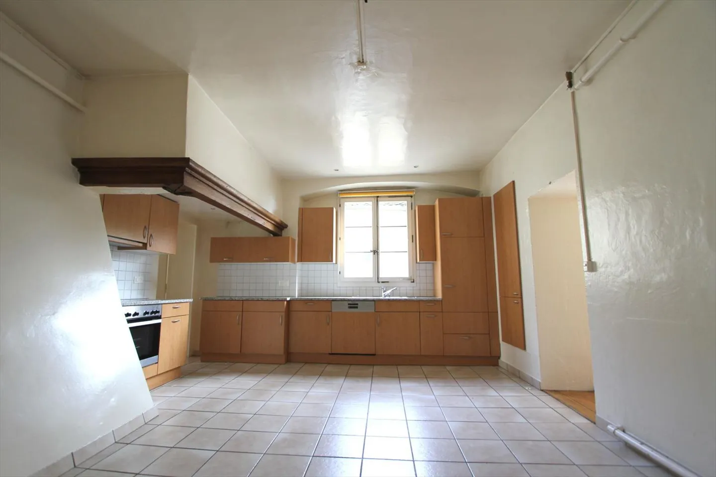 Appartamento di 4 vani situato vicino ai negozi e alle scuole - Foto 1 di 6