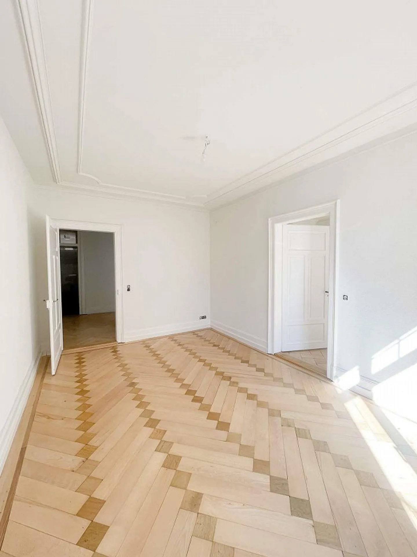 Charmante 3.5-ZWG – frisch saniert & bezugsbereit - Foto 2 von 13