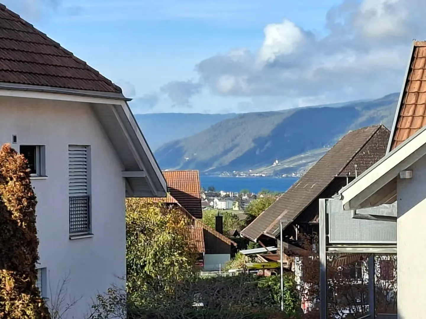 Grosszügiger Balkon mit Sicht auf den See - Foto 3 von 13