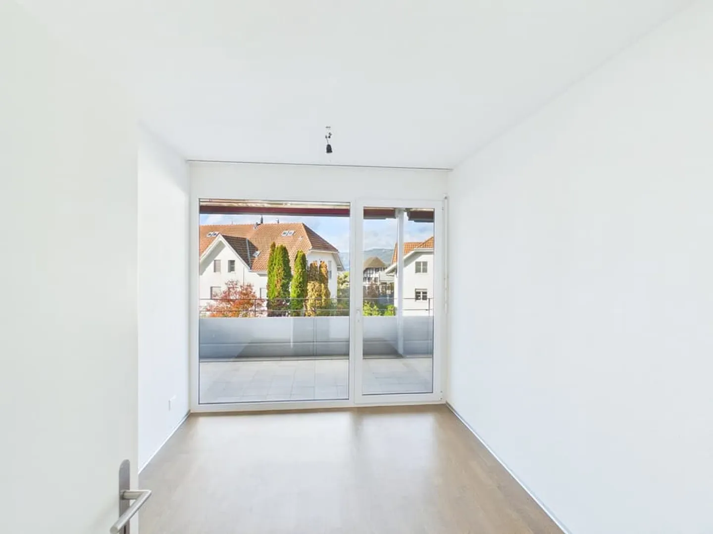 Grosszügiger Balkon mit Sicht auf den See - Foto 7 von 13