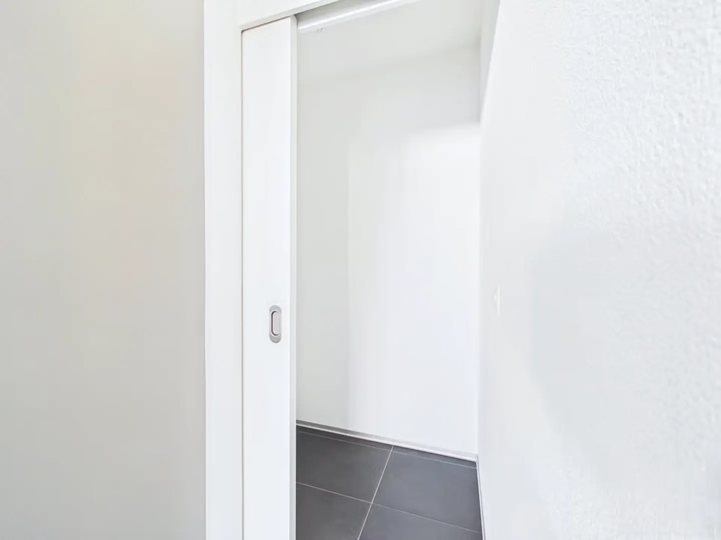 Grosszügiger Balkon mit Sicht auf den See - Foto 12 von 13