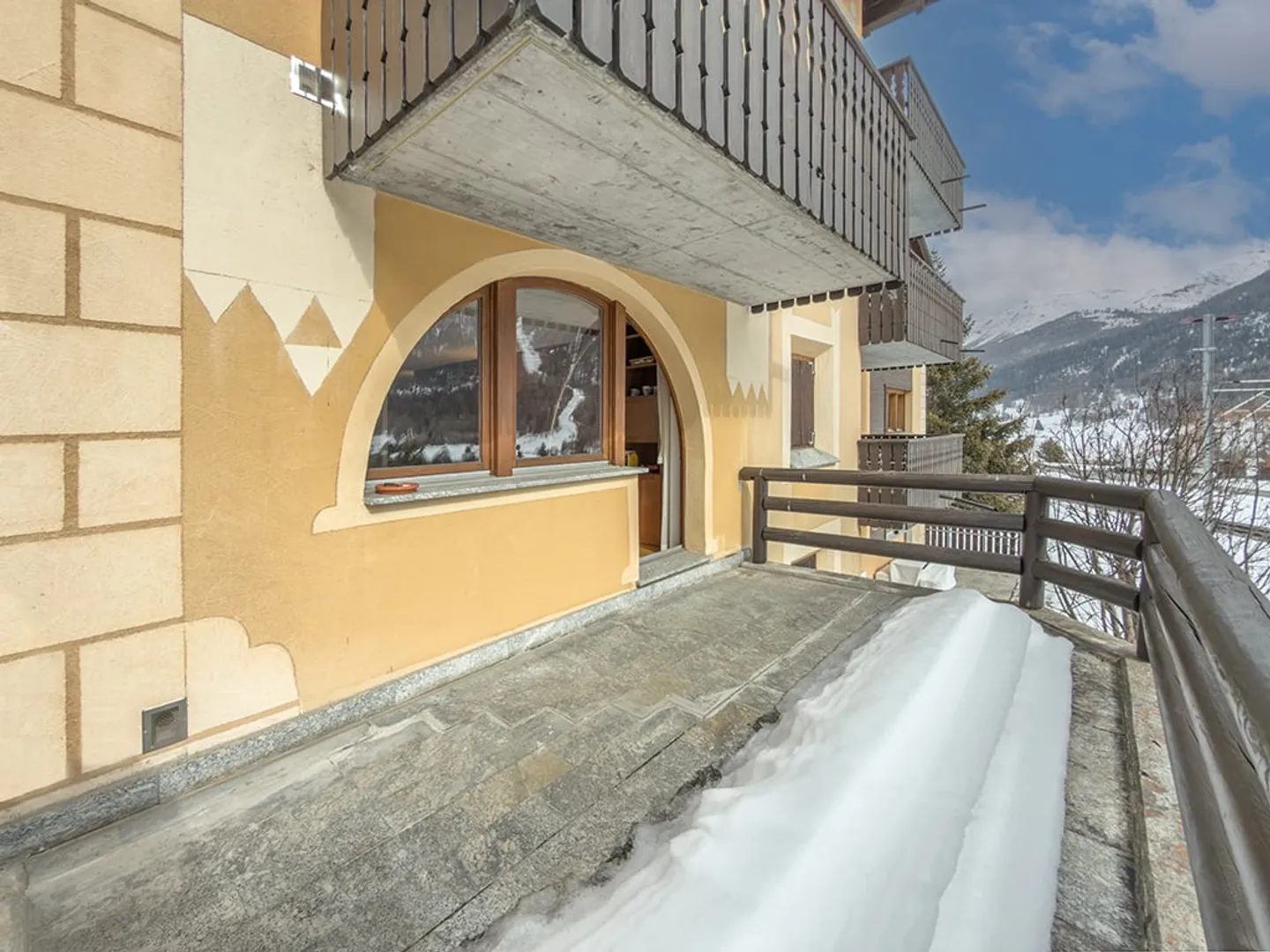 Idylle résidentielle avec terrasse, cheminée et bien-être - Photo 2 sur 11