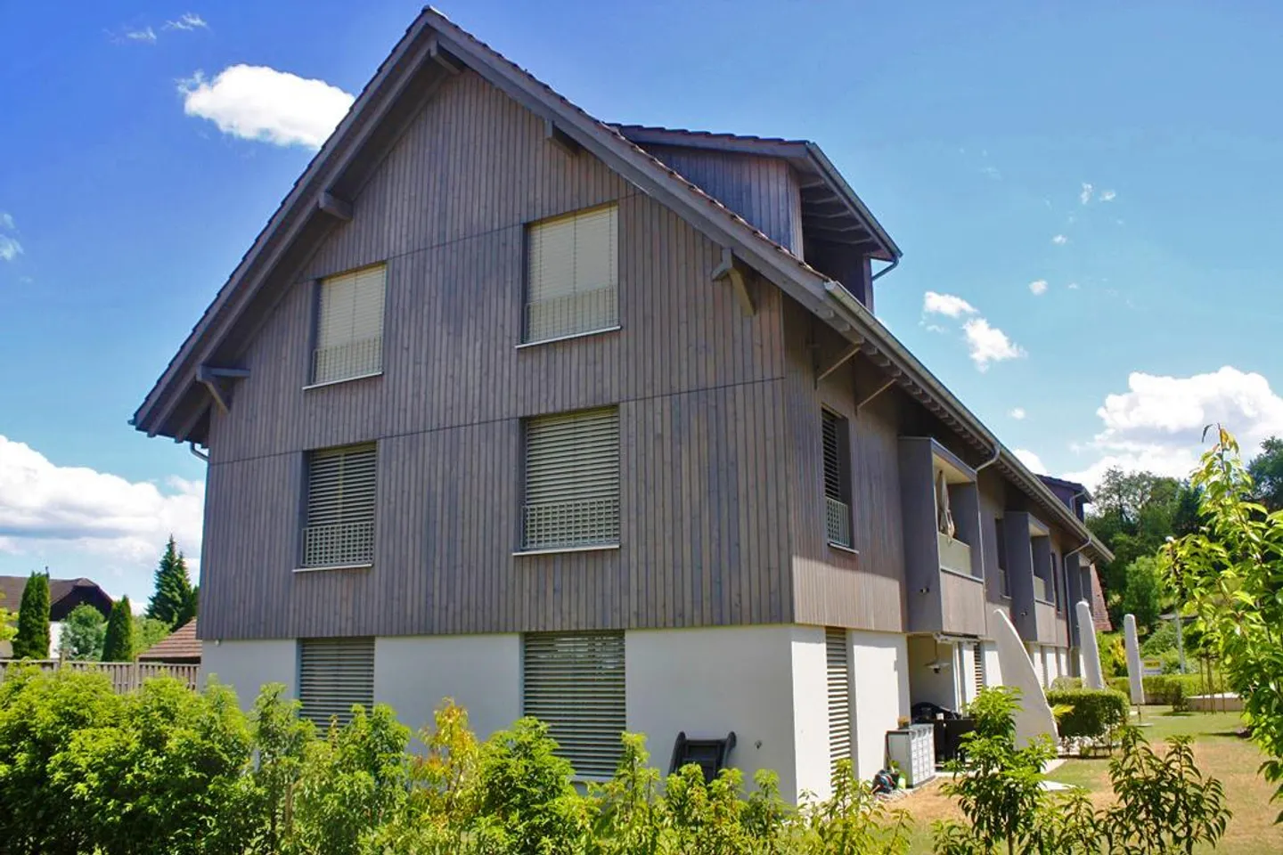 Generous and modern apartment - Photo 1 of 9