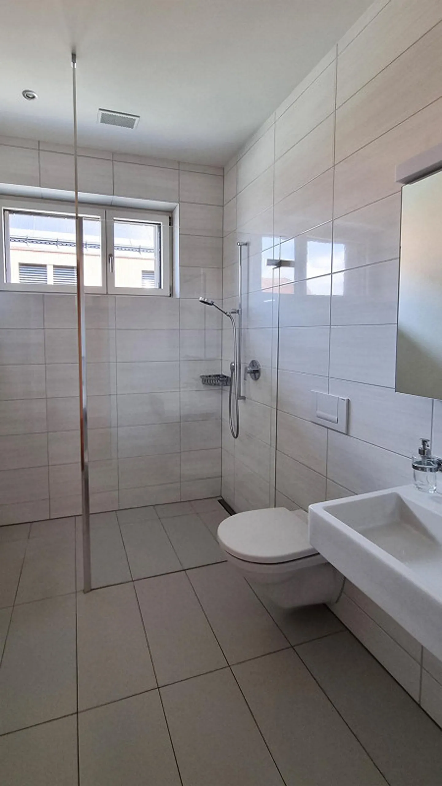 Generous and modern apartment - Photo 7 of 9