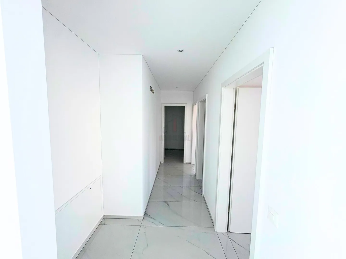 DESIGN, NATURAL LIGHT AND MODERN COMFORT - Photo 5 of 11