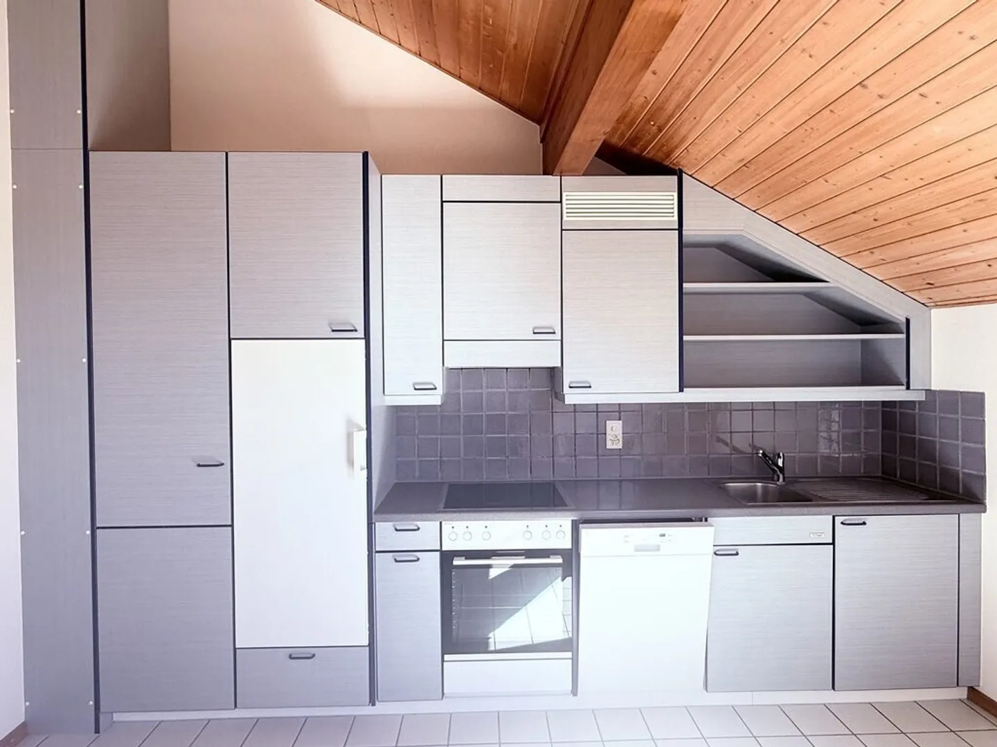 Charming 2-room penthouse with unobstructed view and green surroundings - Photo 4 of 9