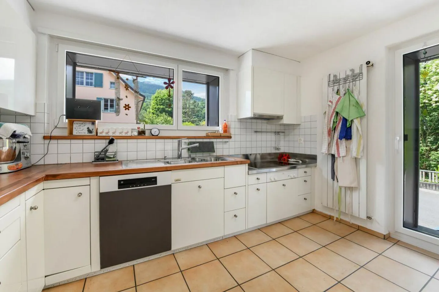 Single-family house with a separate apartment, PV system & 10 rooms - ideal for families - Photo 5 of 23