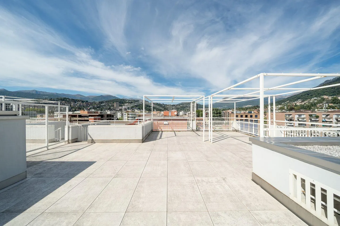 DUPLEX PENTHOUSE WITH ROOFTOP TERRACE AND LAKE VIEW - Photo 3 of 24