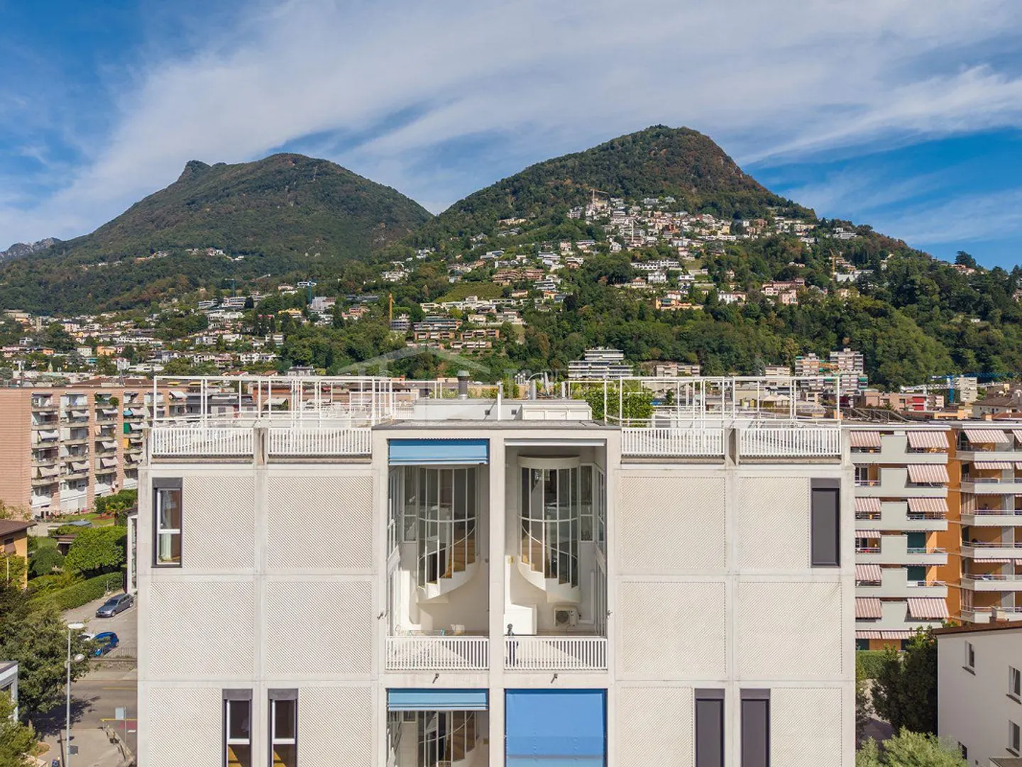 DUPLEX PENTHOUSE WITH ROOFTOP TERRACE AND LAKE VIEW - Photo 7 of 24