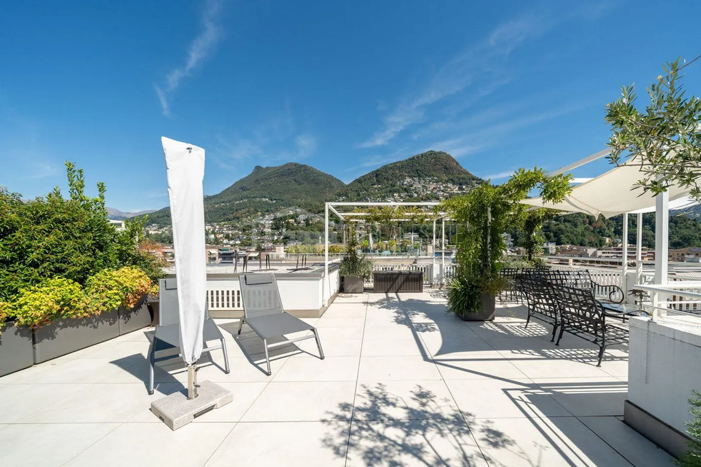 DUPLEX PENTHOUSE WITH ROOFTOP TERRACE AND LAKE VIEW - Photo 14 of 24