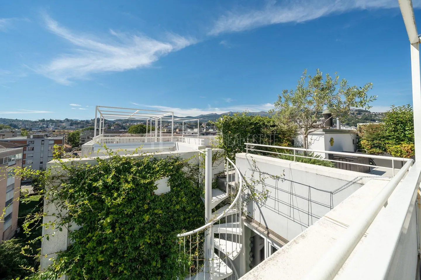 DUPLEX PENTHOUSE WITH ROOFTOP TERRACE AND LAKE VIEW - Photo 15 of 24