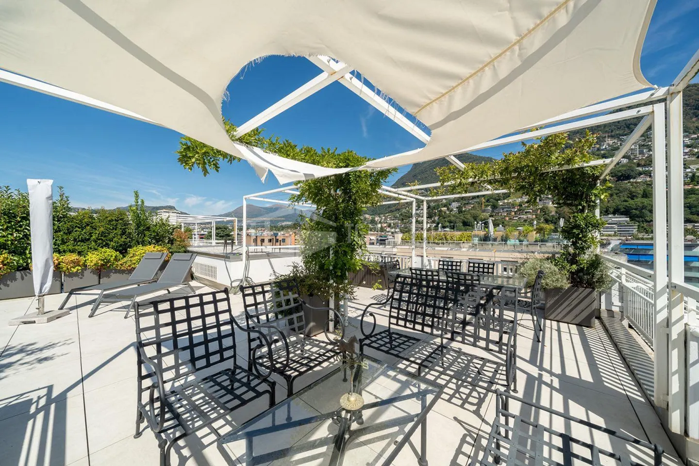 DUPLEX PENTHOUSE WITH ROOFTOP TERRACE AND LAKE VIEW - Photo 23 of 24