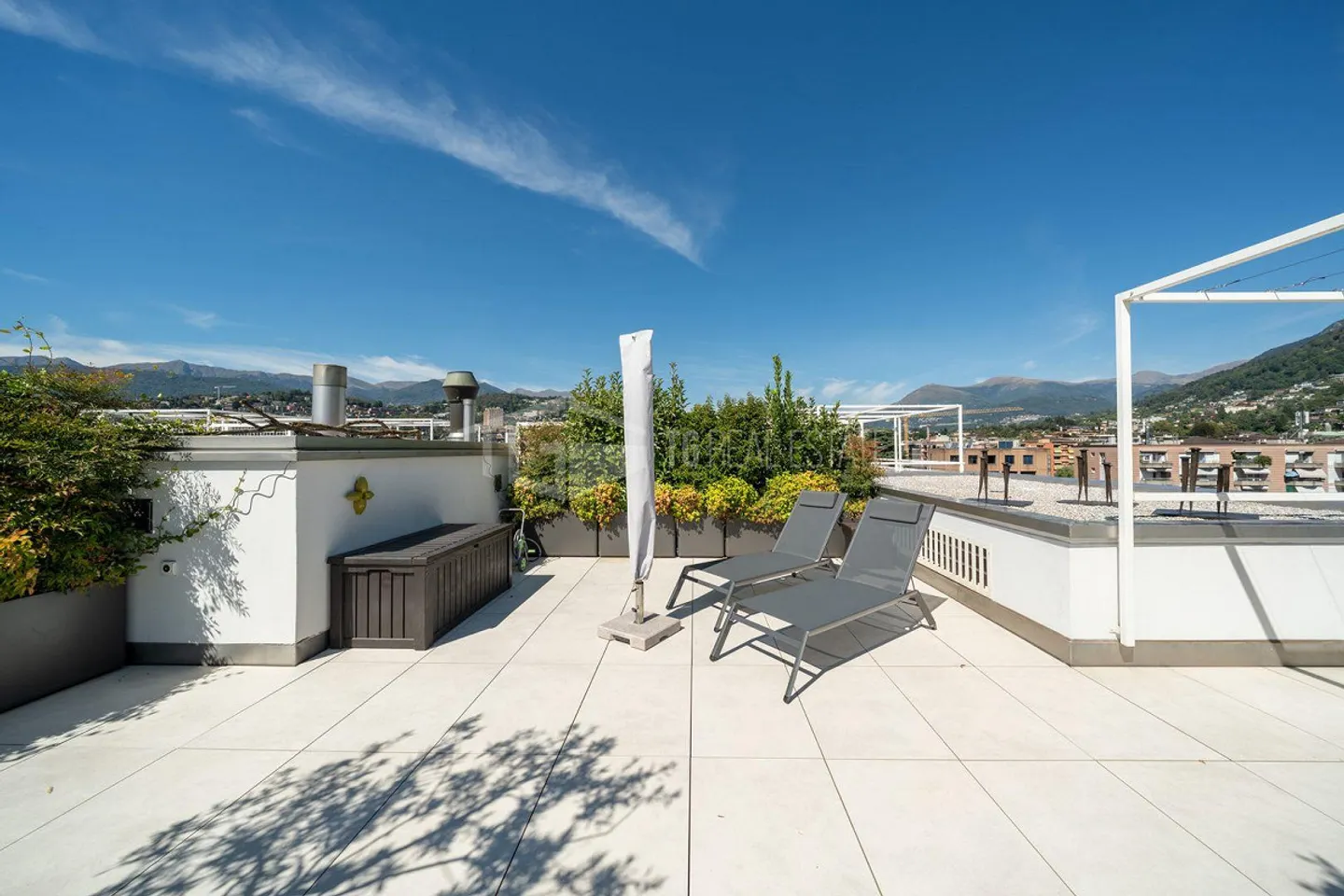DUPLEX PENTHOUSE WITH ROOFTOP TERRACE AND LAKE VIEW - Photo 24 of 24