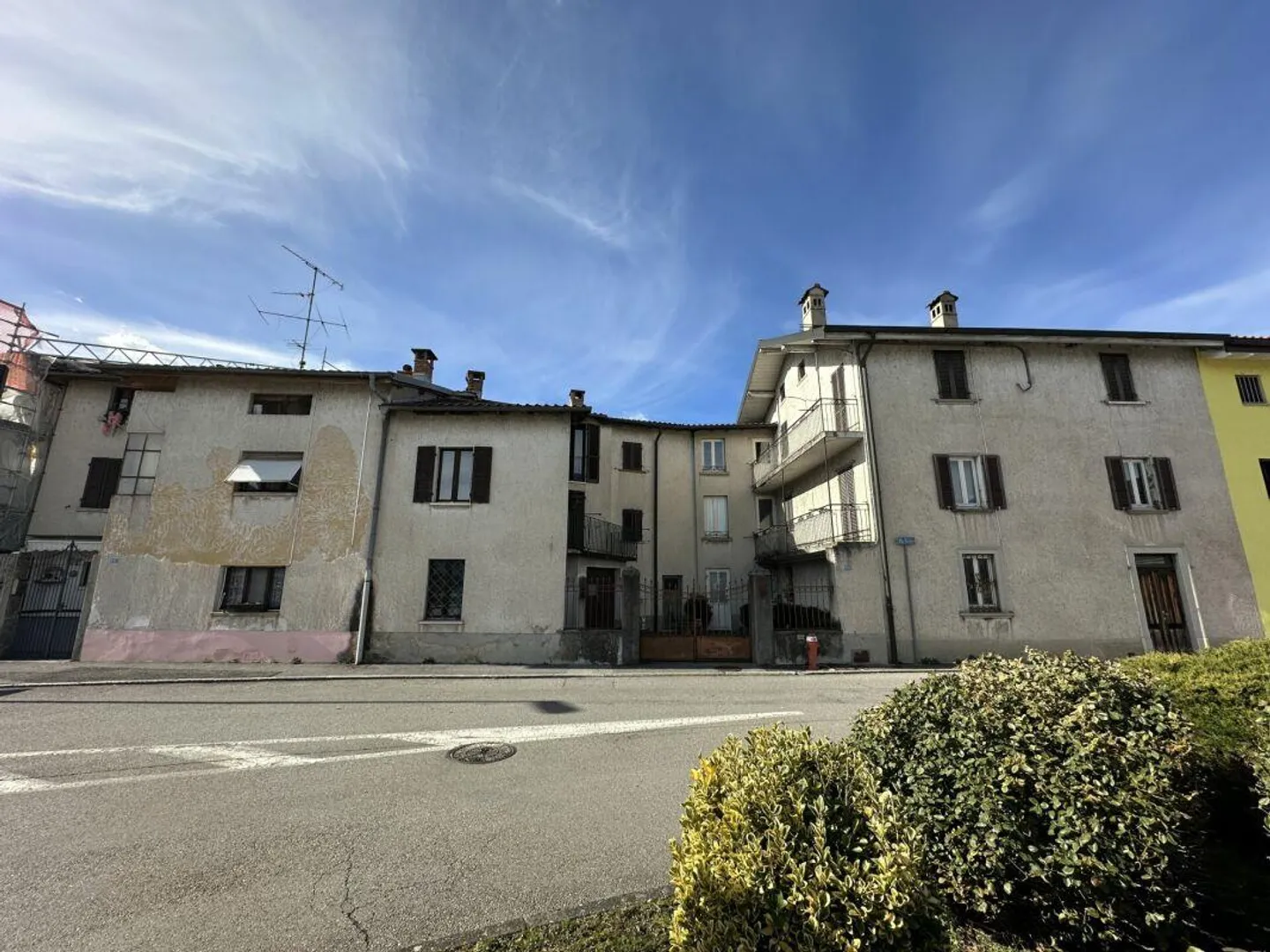 Complesso residenziale interessante con potenziale di ristrutturazione e cortile privato con piccolo giardino - Foto 1 di 14