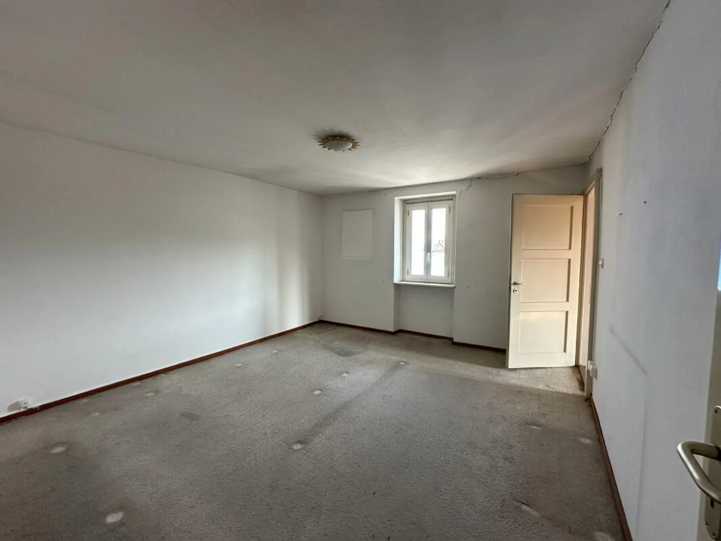 Complesso residenziale interessante con potenziale di ristrutturazione e cortile privato con piccolo giardino - Foto 11 di 14