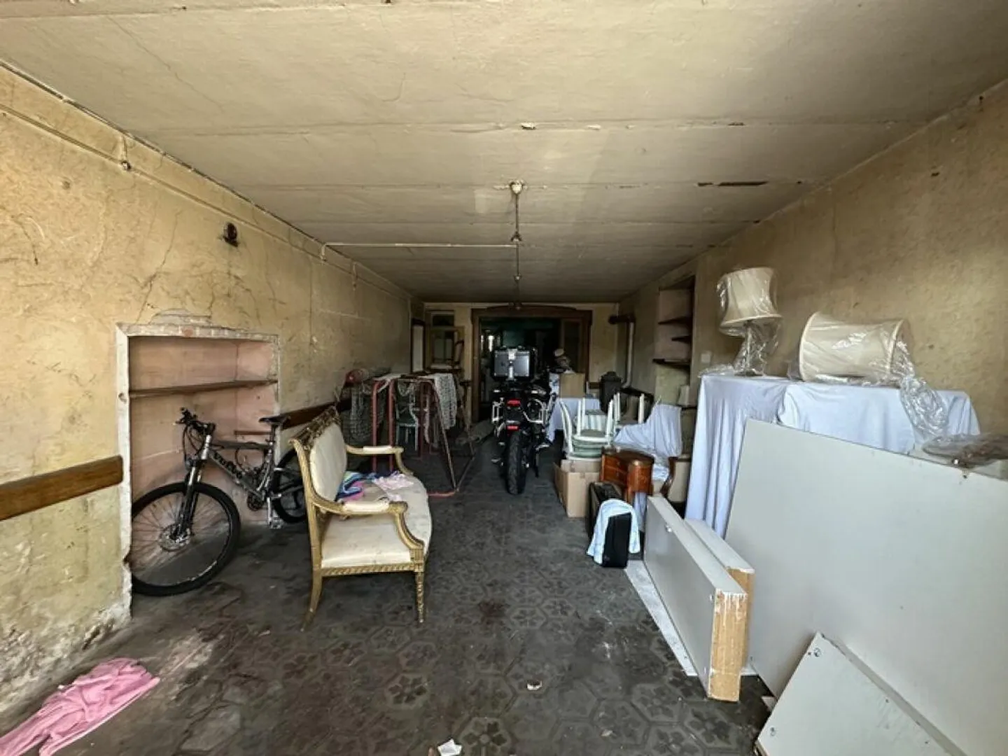Complesso residenziale interessante con potenziale di ristrutturazione e cortile privato con piccolo giardino - Foto 14 di 14