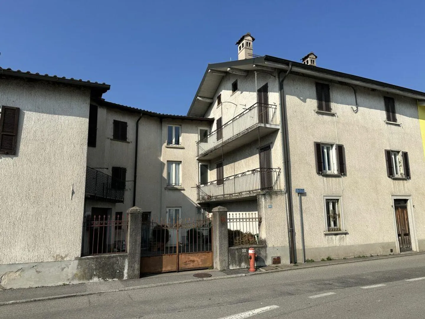 Complesso residenziale interessante con potenziale di ristrutturazione e cortile privato con piccolo giardino - Foto 2 di 14
