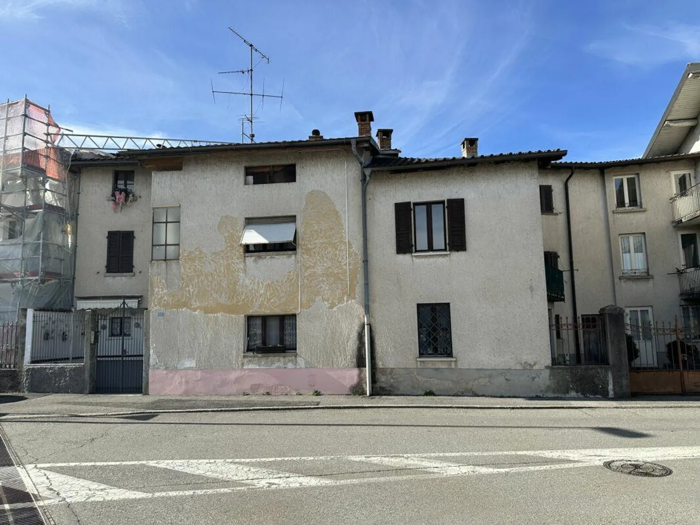 Complesso residenziale interessante con potenziale di ristrutturazione e cortile privato con piccolo giardino - Foto 3 di 14