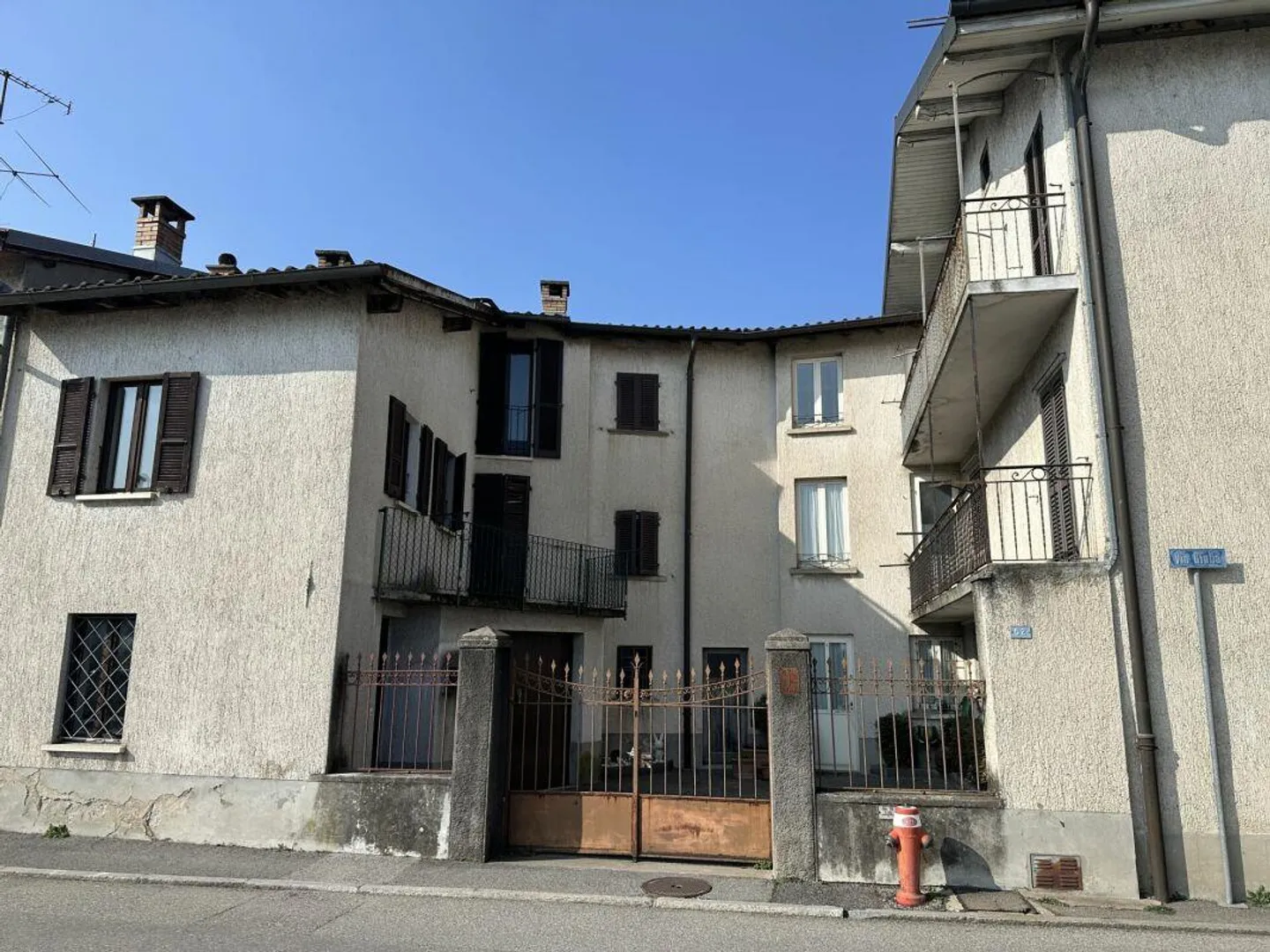 Complesso residenziale interessante con potenziale di ristrutturazione e cortile privato con piccolo giardino - Foto 4 di 14