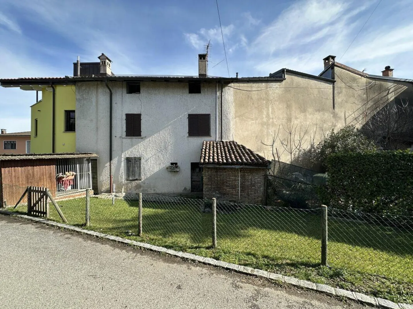 Complesso residenziale interessante con potenziale di ristrutturazione e cortile privato con piccolo giardino - Foto 5 di 14