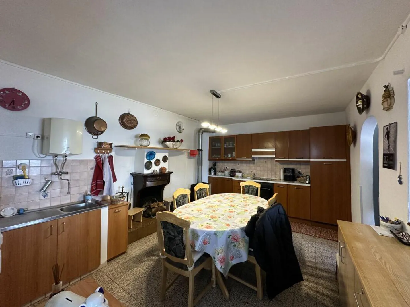 Complesso residenziale interessante con potenziale di ristrutturazione e cortile privato con piccolo giardino - Foto 6 di 14