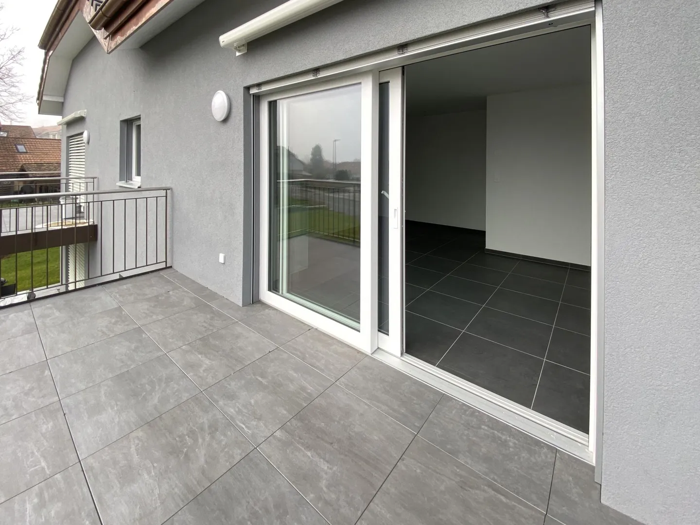 Large 3.5-room apartment with balcony - Photo 3 of 3