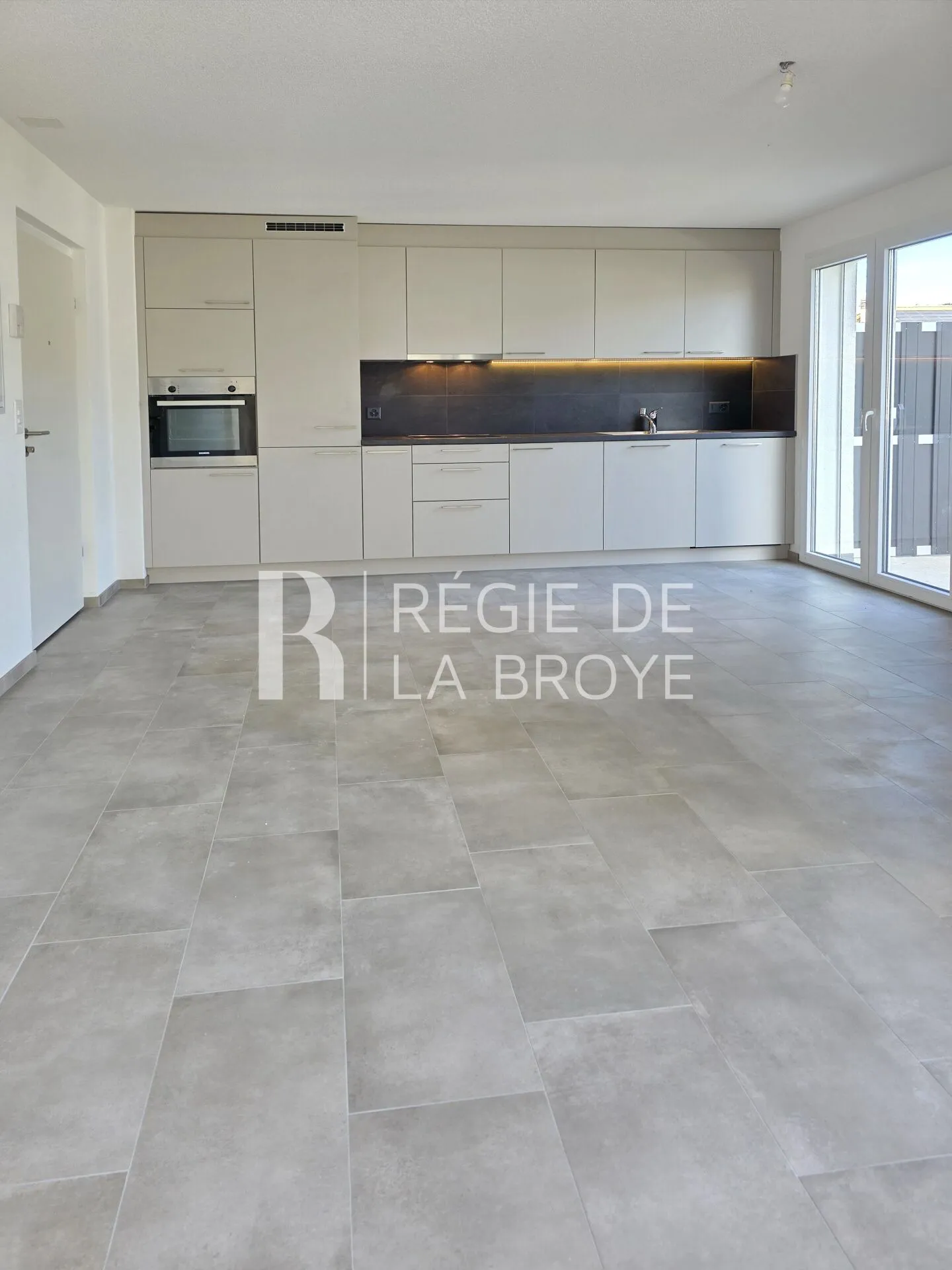 4.5-room apartment with large balcony in Chabrey - Photo 4 of 17