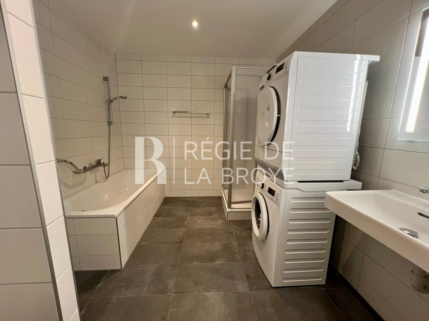 4.5-room apartment with large balcony in Chabrey - Photo 8 of 17