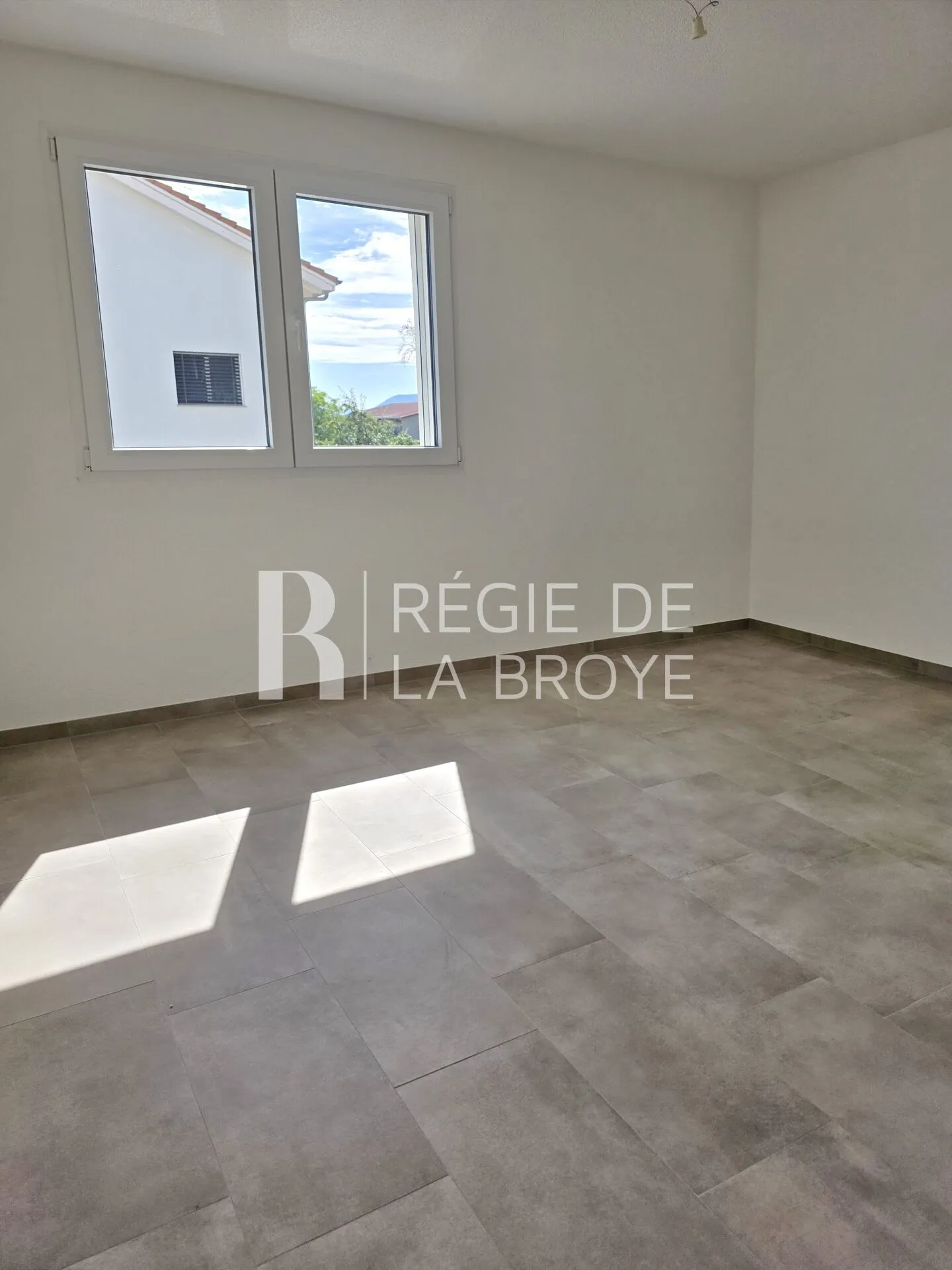 4.5-room apartment with large balcony in Chabrey - Photo 10 of 17