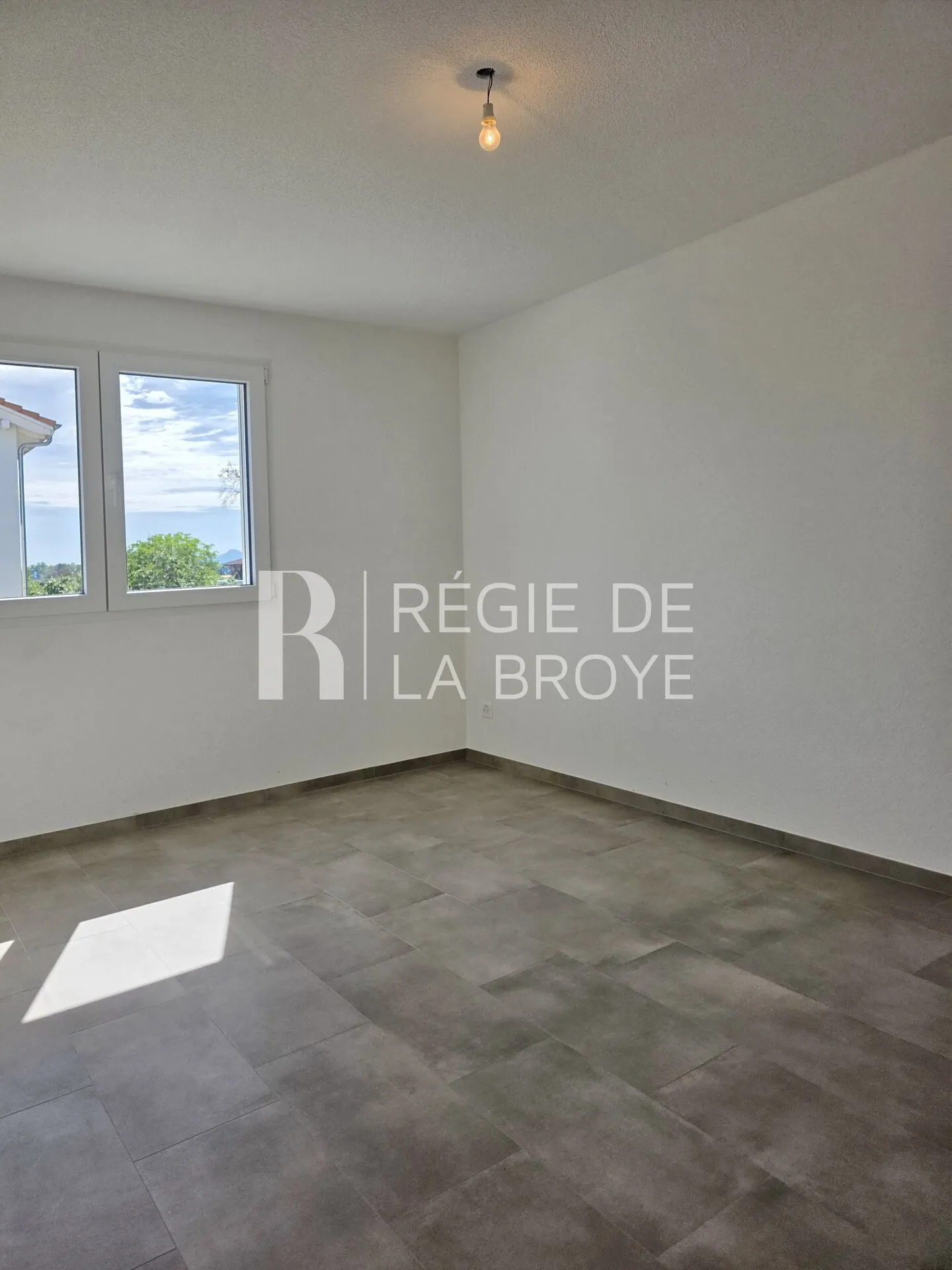 4.5-room apartment with large balcony in Chabrey - Photo 12 of 17