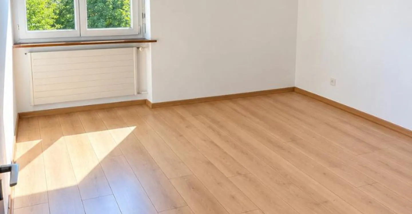 Freier Blick, Balkon und Grünflächen nur wenige Schritte von der Coop entfernt! - Foto 3 von 6