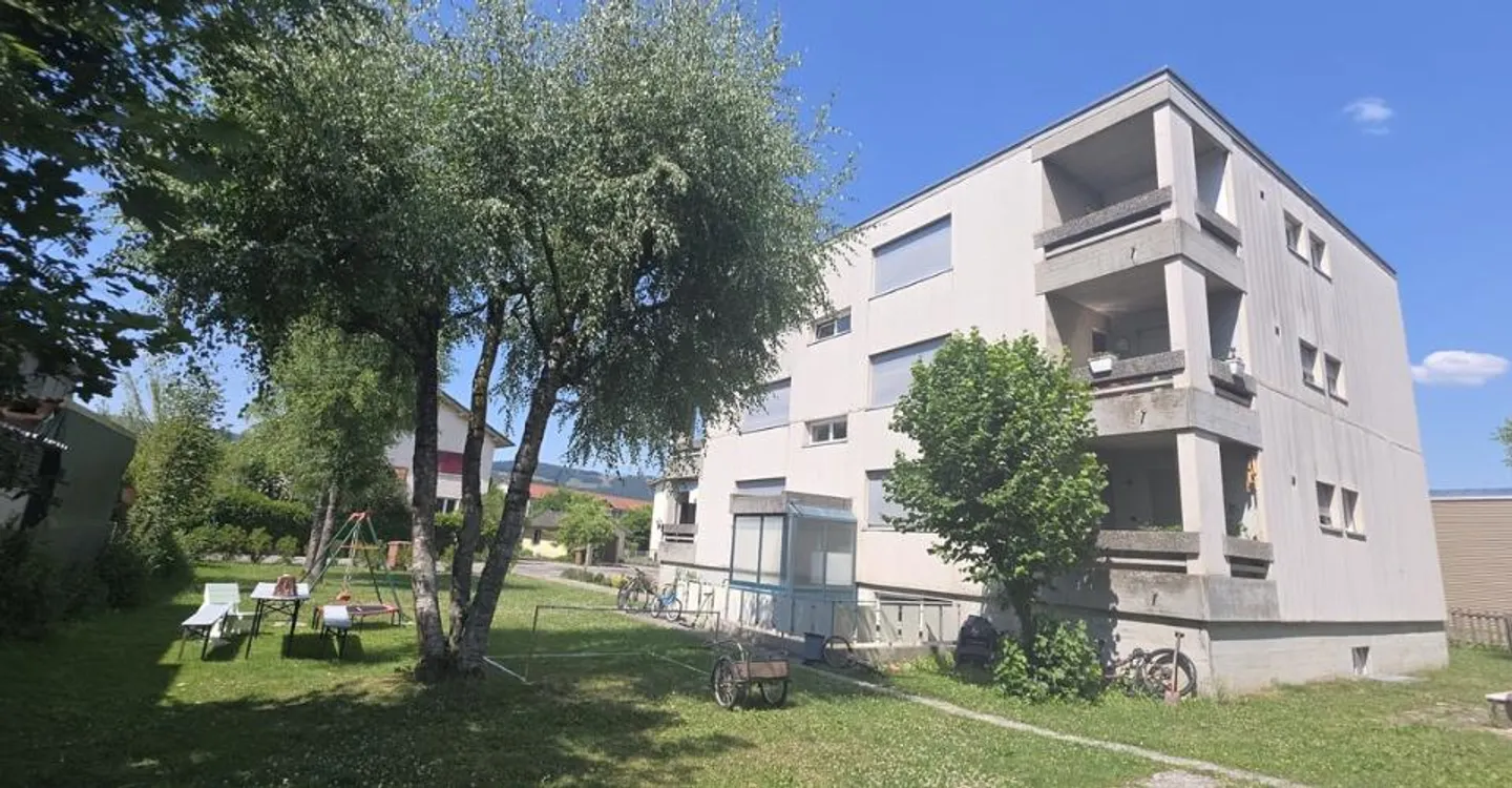 Freier Blick, Balkon und Grünflächen nur wenige Schritte von der Coop entfernt! - Foto 5 von 6