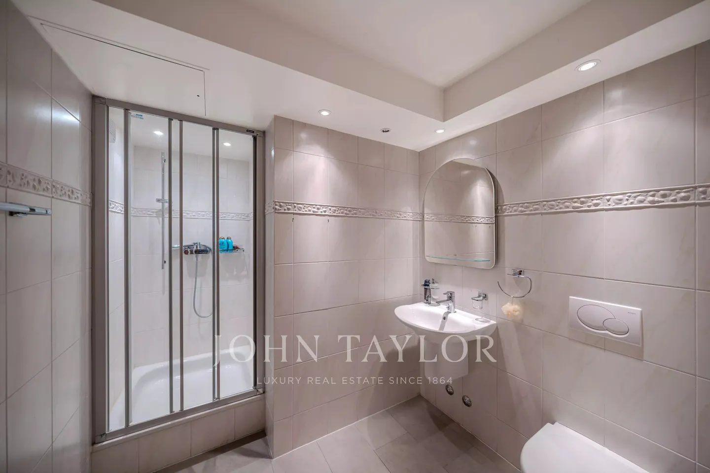 Stunning Villa with Lake Views - Photo 14 of 20