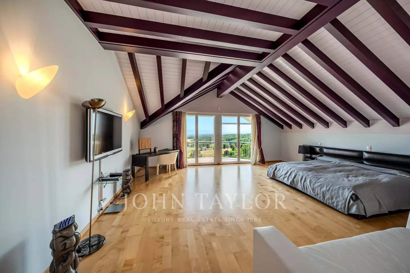 Stunning Villa with Lake Views - Photo 8 of 20