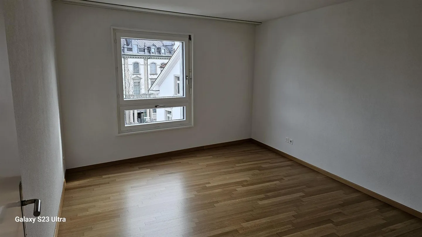 Ampio appartamento di 2 1/2 stanze nel cuore della città - Foto 6 di 8