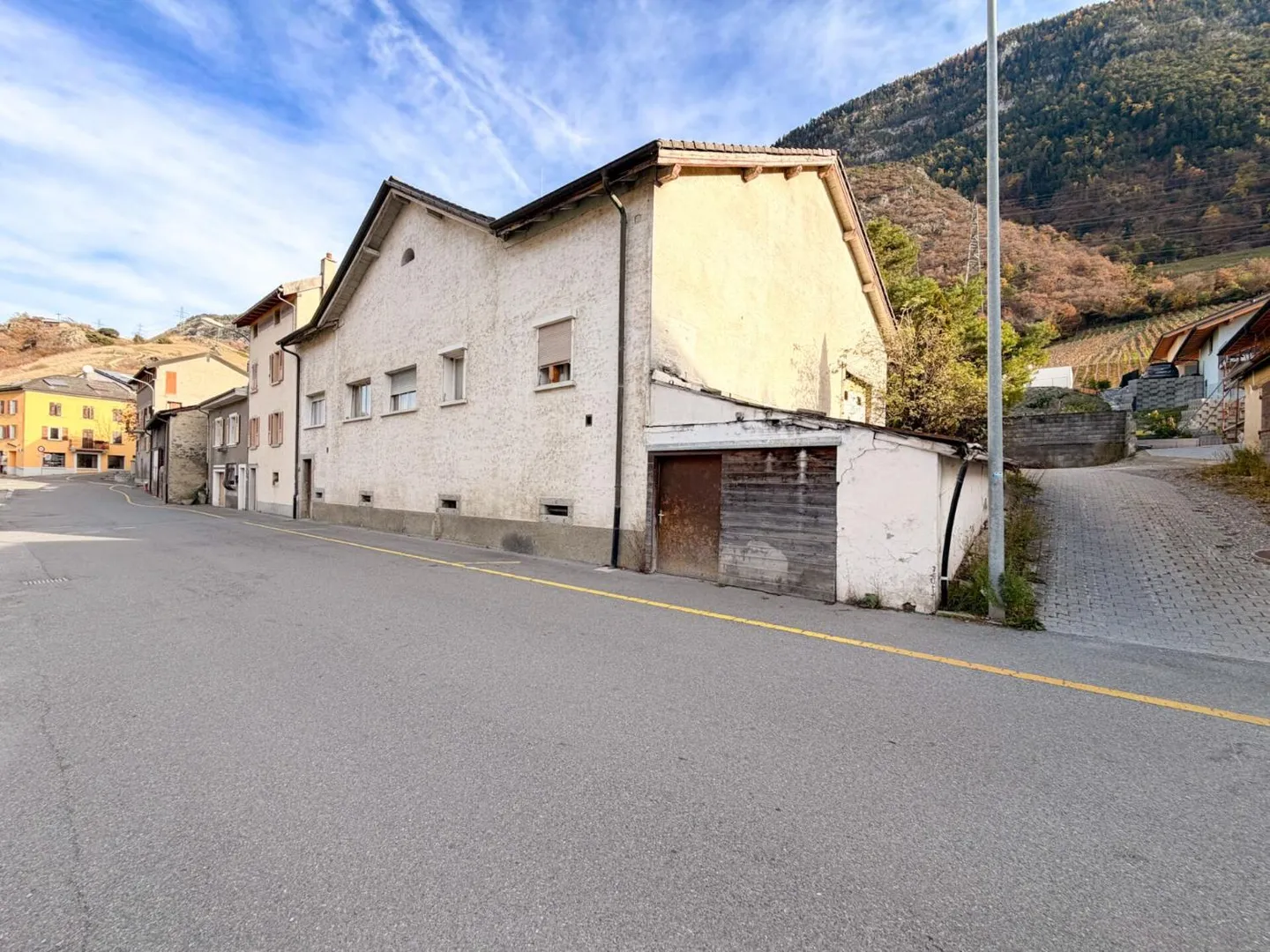 Casa con possibilità di trasformare in più appartamenti a Charrat - Foto 2 di 13