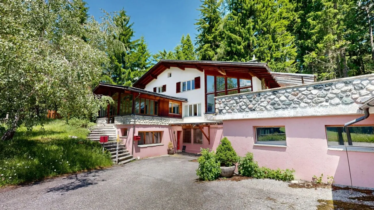 Nature-oriented: Two-family house in Davos Laret - Photo 1 of 28