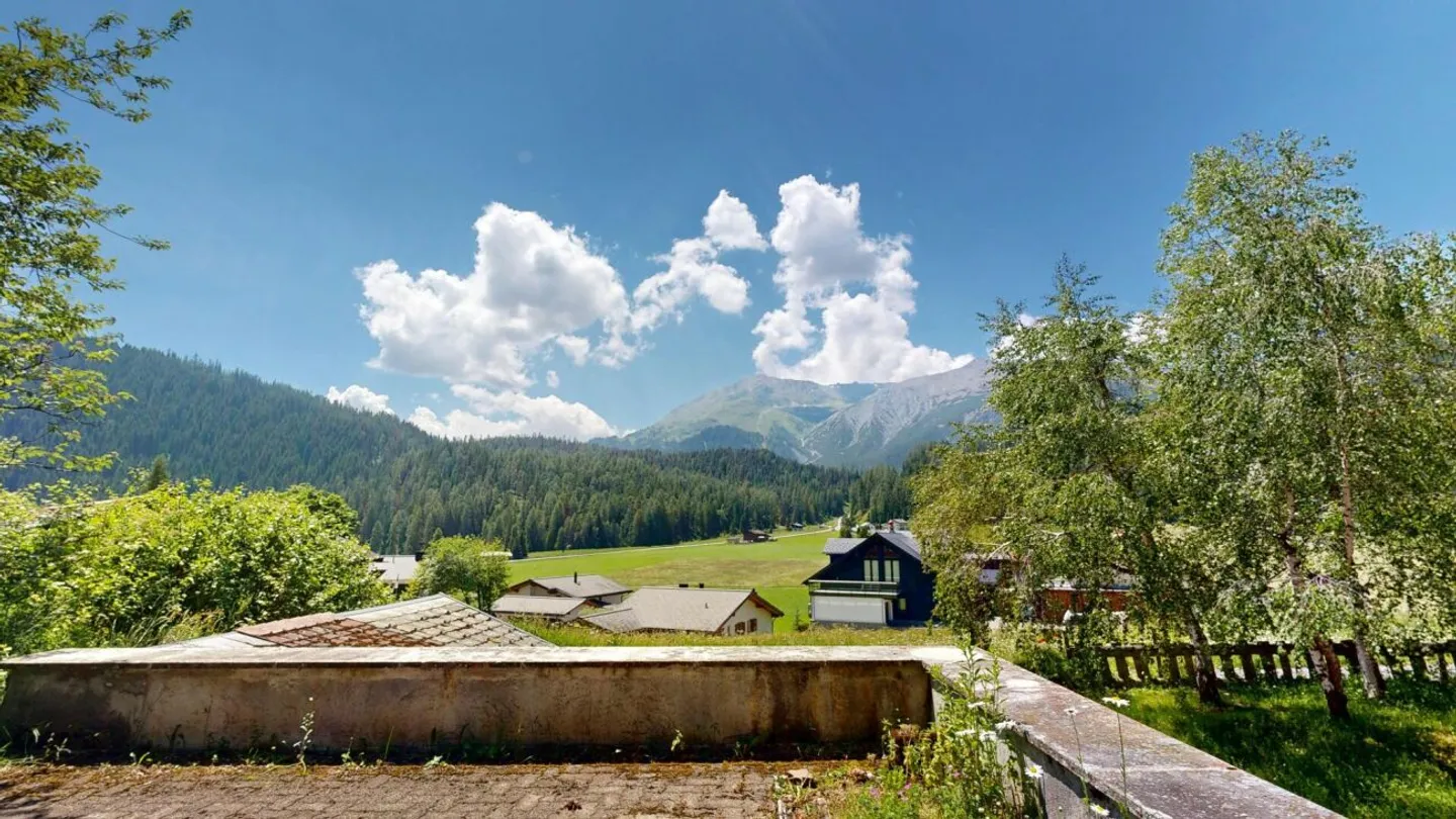 Nature-oriented: Two-family house in Davos Laret - Photo 2 of 28