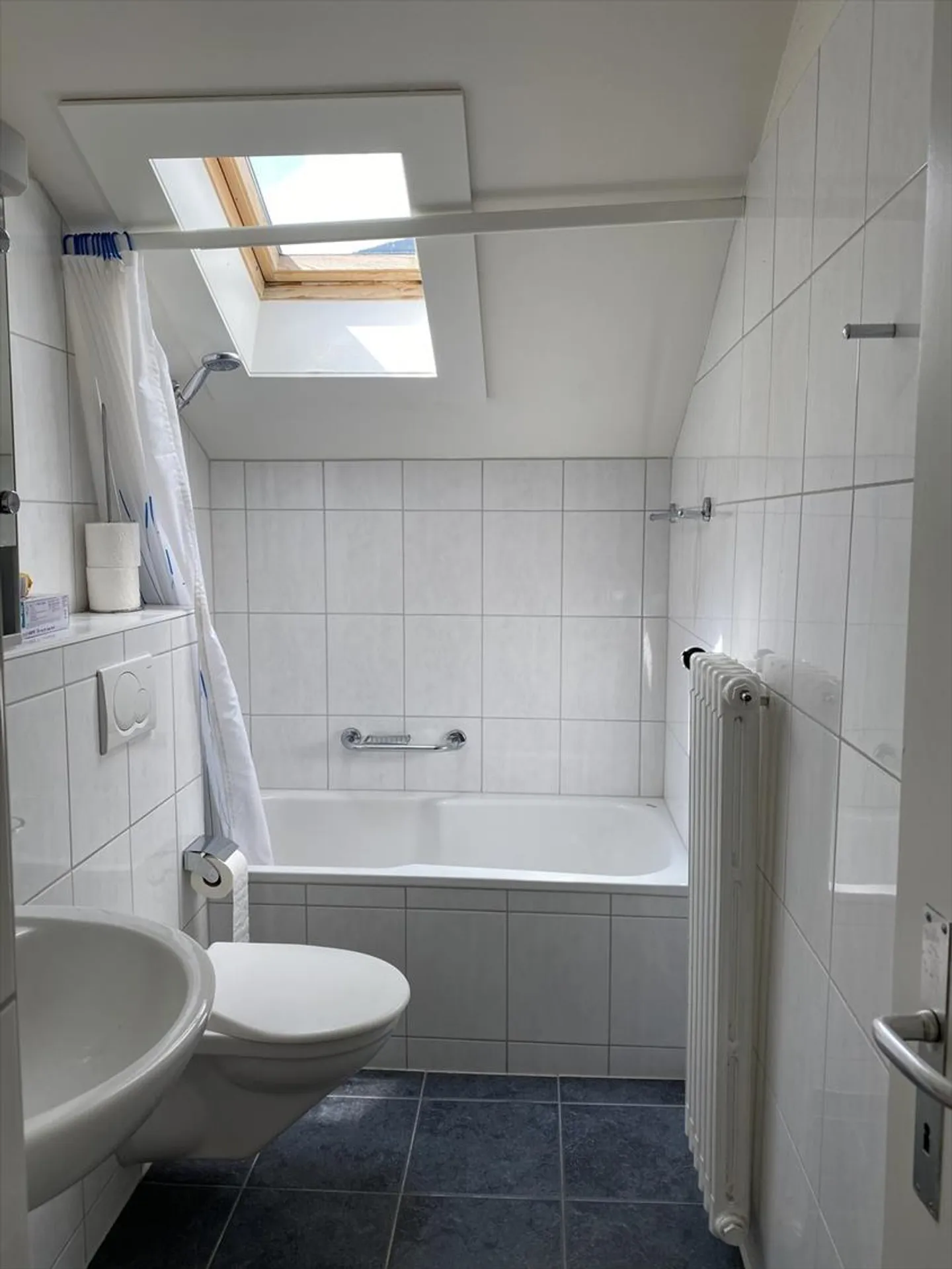 Situato in posizione centrale con camere spaziose - Foto 5 di 5