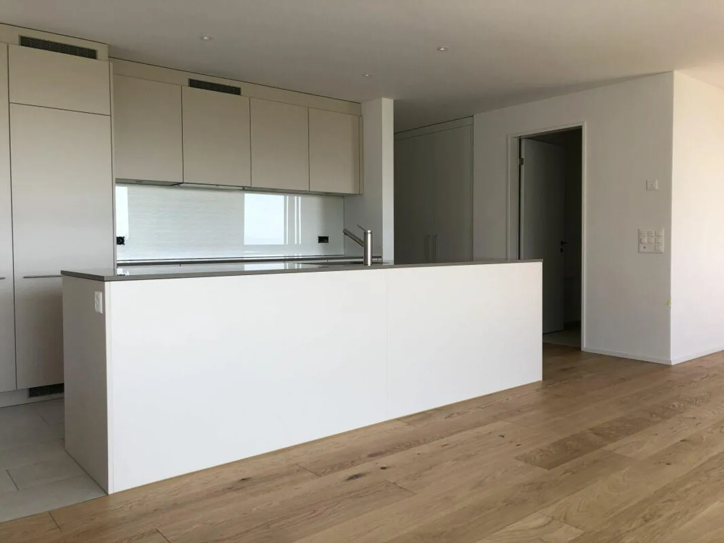 Appartement 3.5 pièces ensoleillé et moderne à Freiamt - Photo 2 sur 12