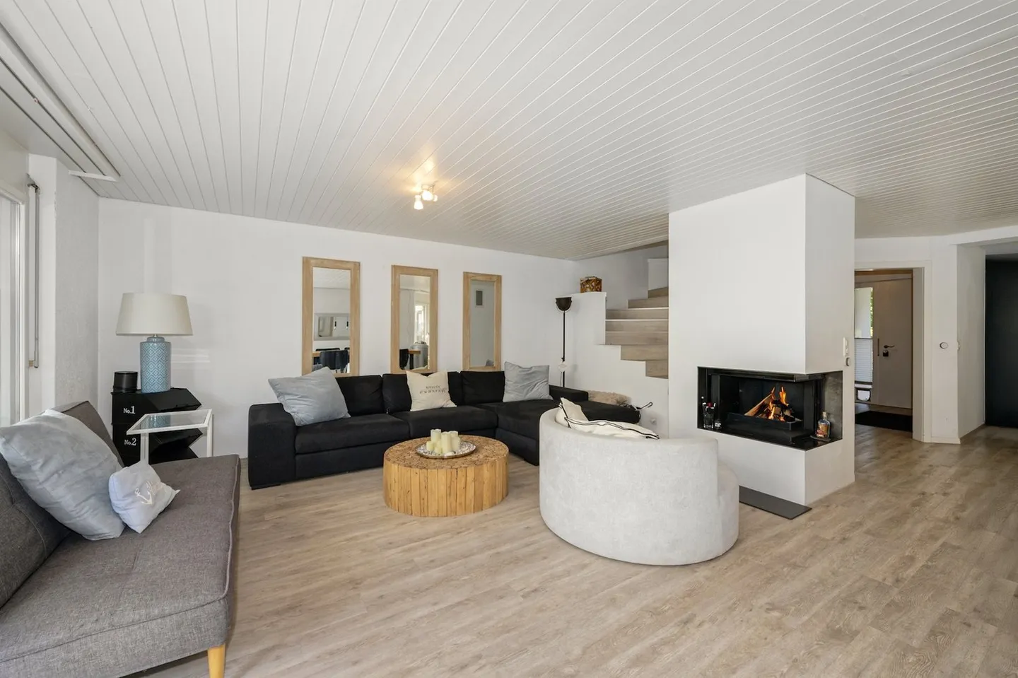 Sunny and spacious 6.5-room corner single-family house with a lot of charm - Photo 1 of 14