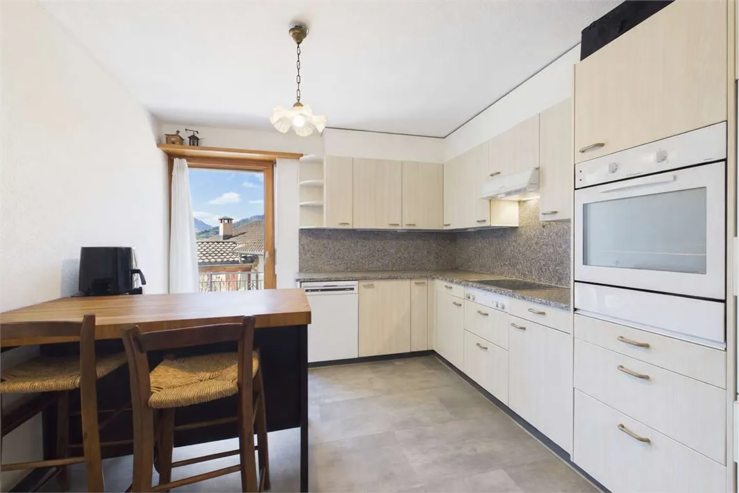 Renovated Apartment 4.5 - Photo 4 of 11