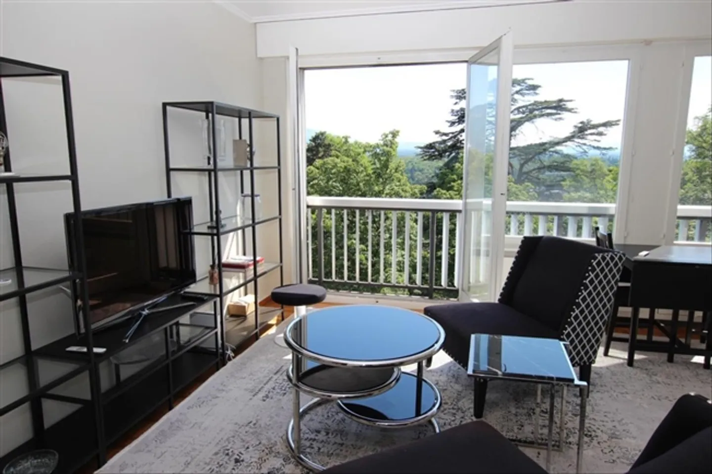 studio apartment - Photo 2 of 6