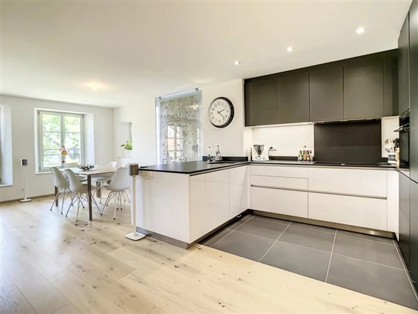 Beautiful 3.5-room duplex apartment in the heart of Estavayer-le-Lac - Photo 3 of 11