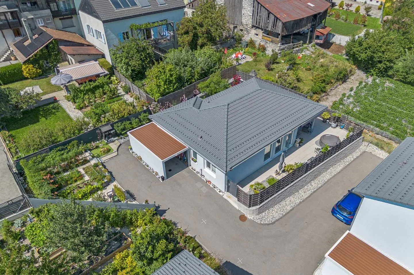 Elegance and comfort on one level in the heart of Chamoson - Photo 6 of 13