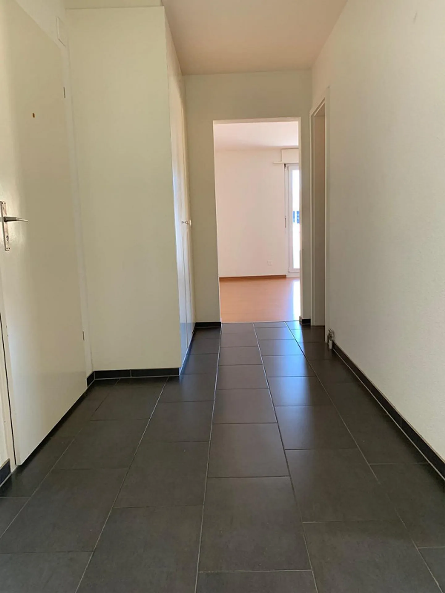 Luminoso appartamento di 3 stanze con area salotto soleggiata - Foto 7 di 9