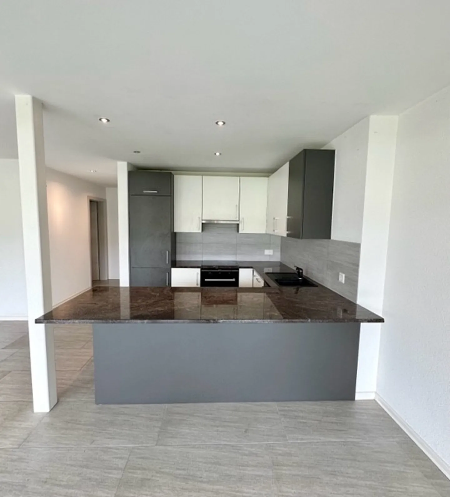 2.5 Room Apartment - Photo 3 of 7