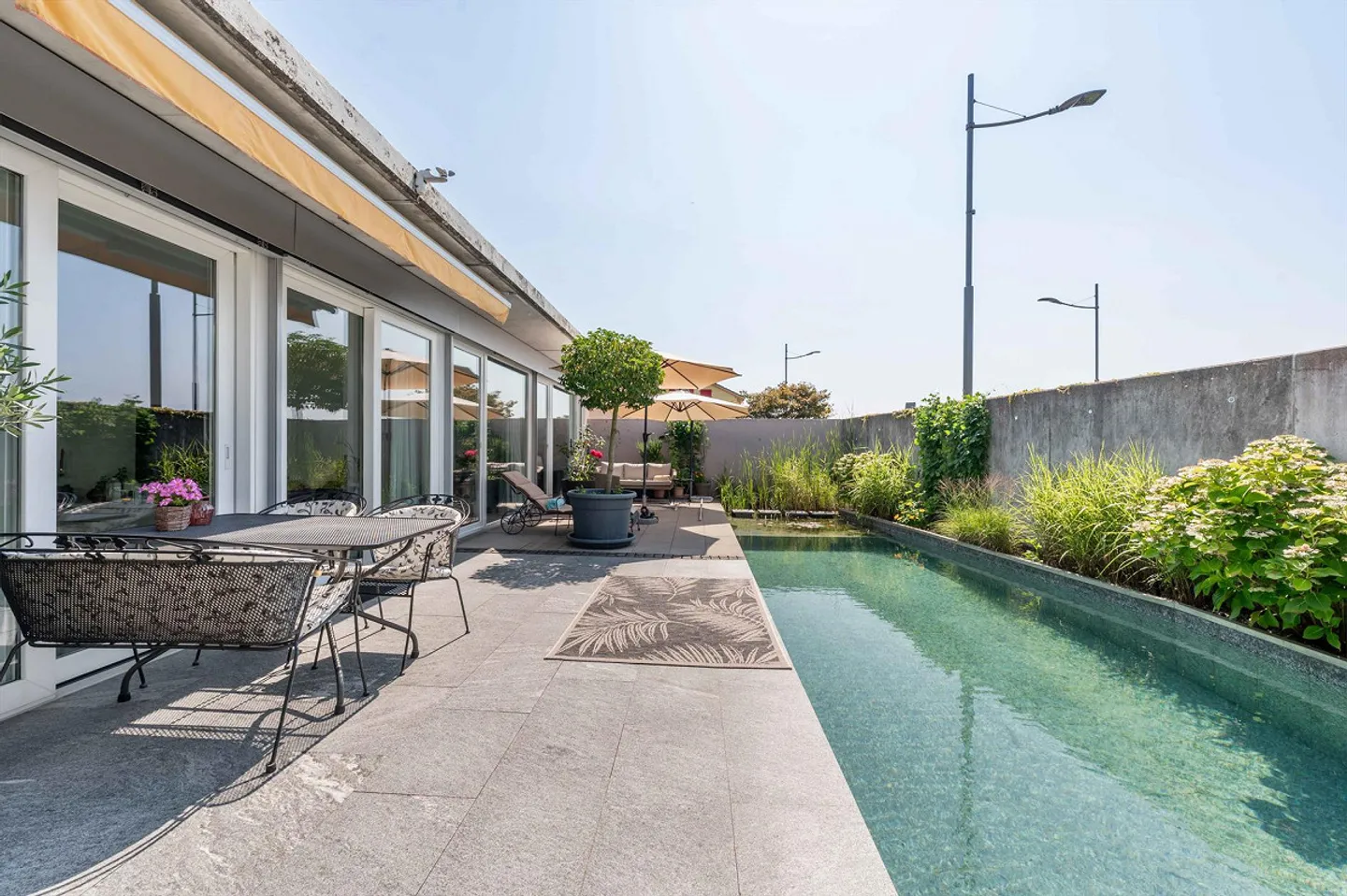 Helle Gartenwohnung mit Pool - Foto 1 von 12